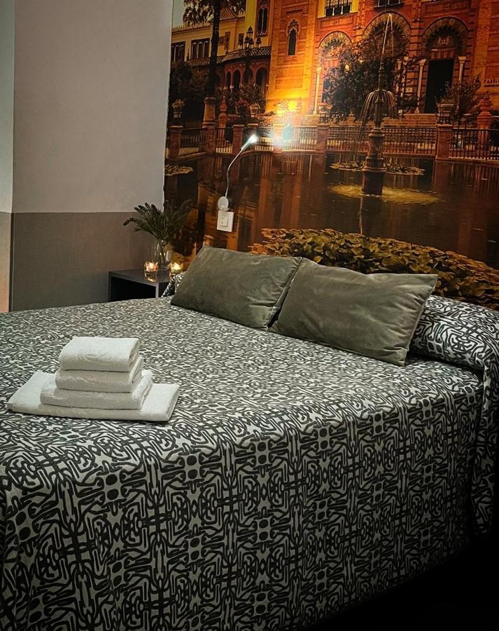Hostal Paco'S Севилья Экстерьер фото A bed with a duvet