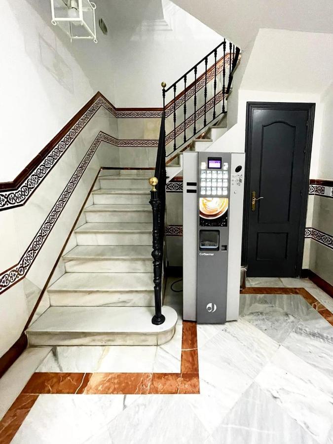 Hostal Paco'S Севилья Экстерьер фото A coffee vending machine