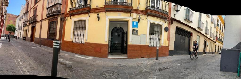 Hostal Paco'S Севилья Экстерьер фото The house of the Duke of Medinaceli in Madrid, where he lived from 1905 to 1910.