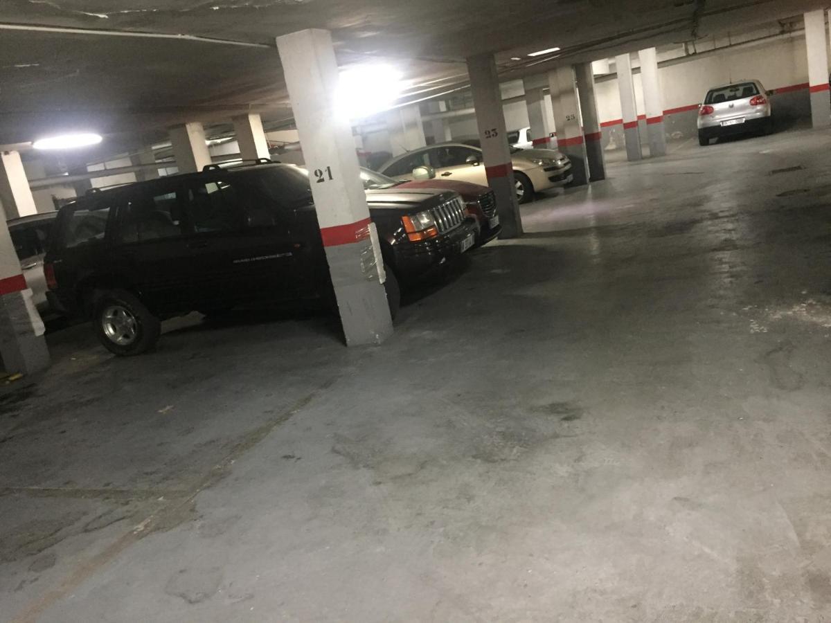 Hostal Paco'S Севилья Экстерьер фото The parking garage at the station