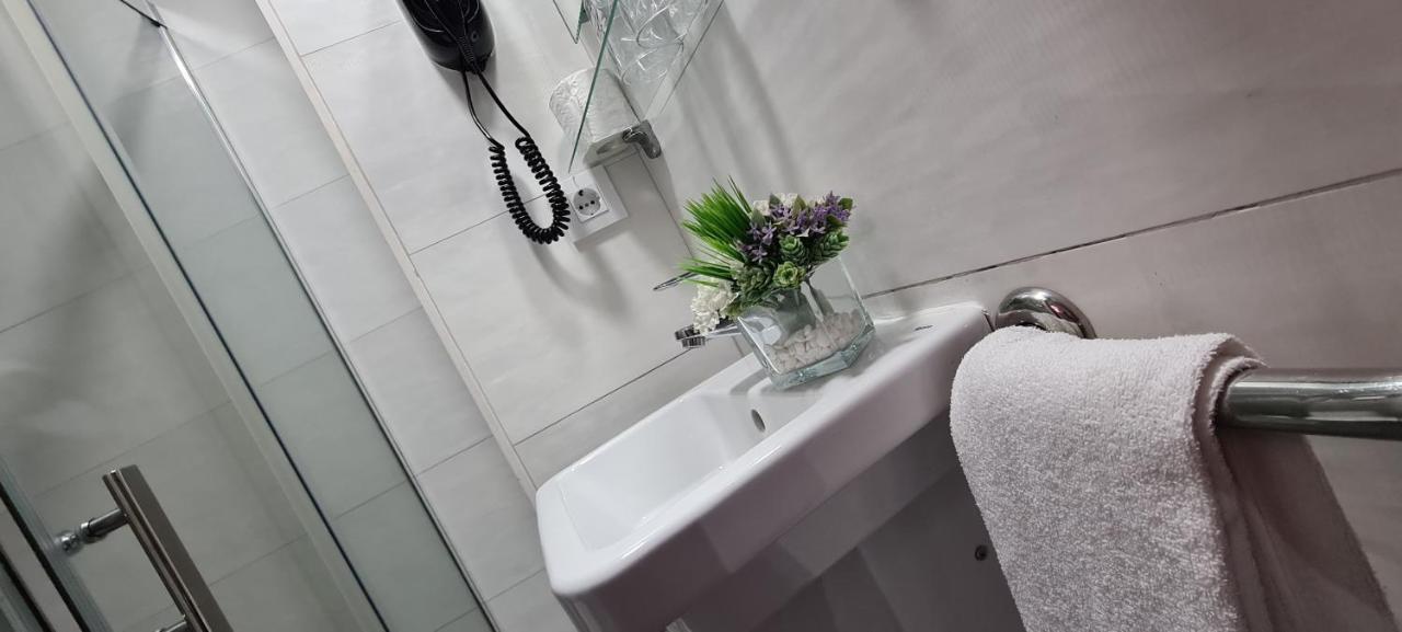 Hostal Paco'S Севилья Экстерьер фото A wall mounted sink