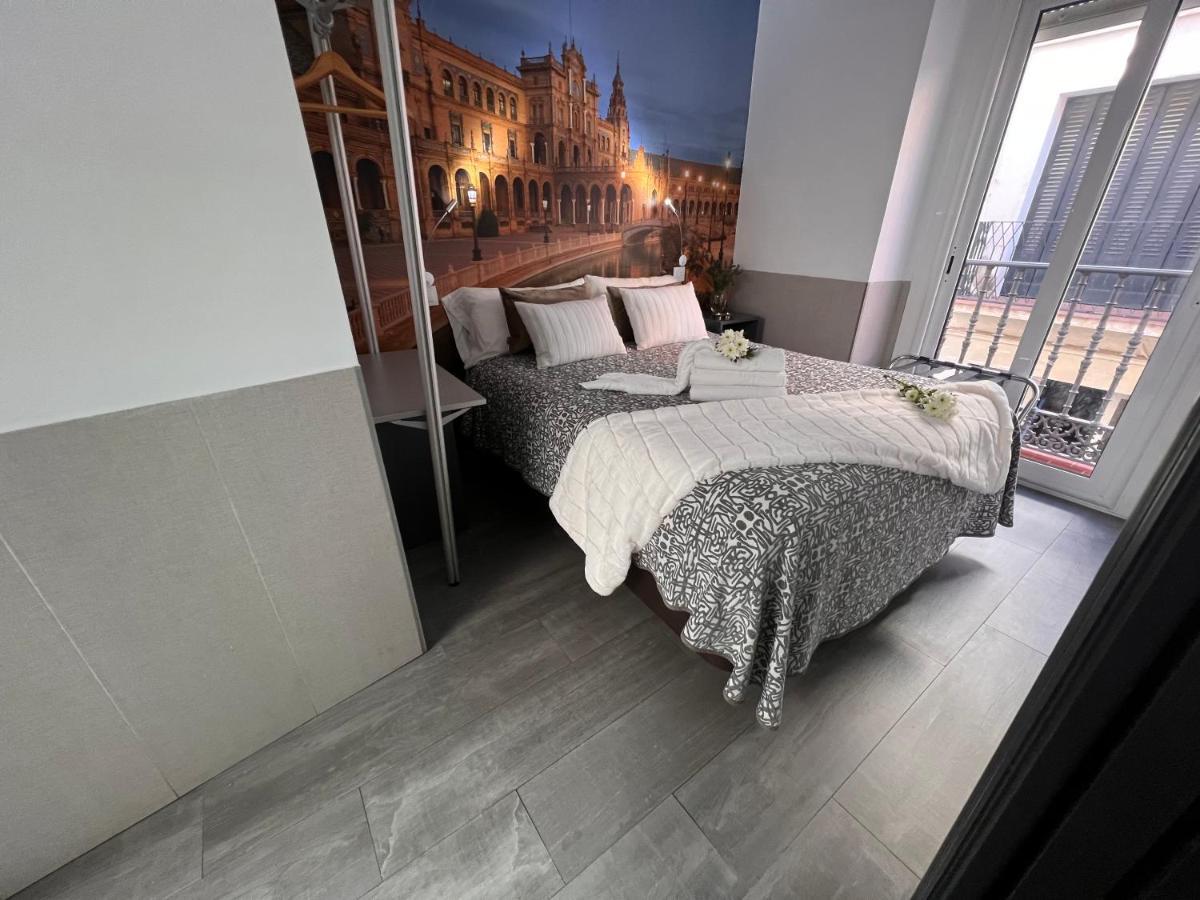 Hostal Paco'S Севилья Экстерьер фото A bedroom with a wall mural