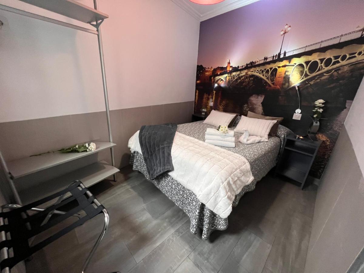 Hostal Paco'S Севилья Экстерьер фото A room at the hotel