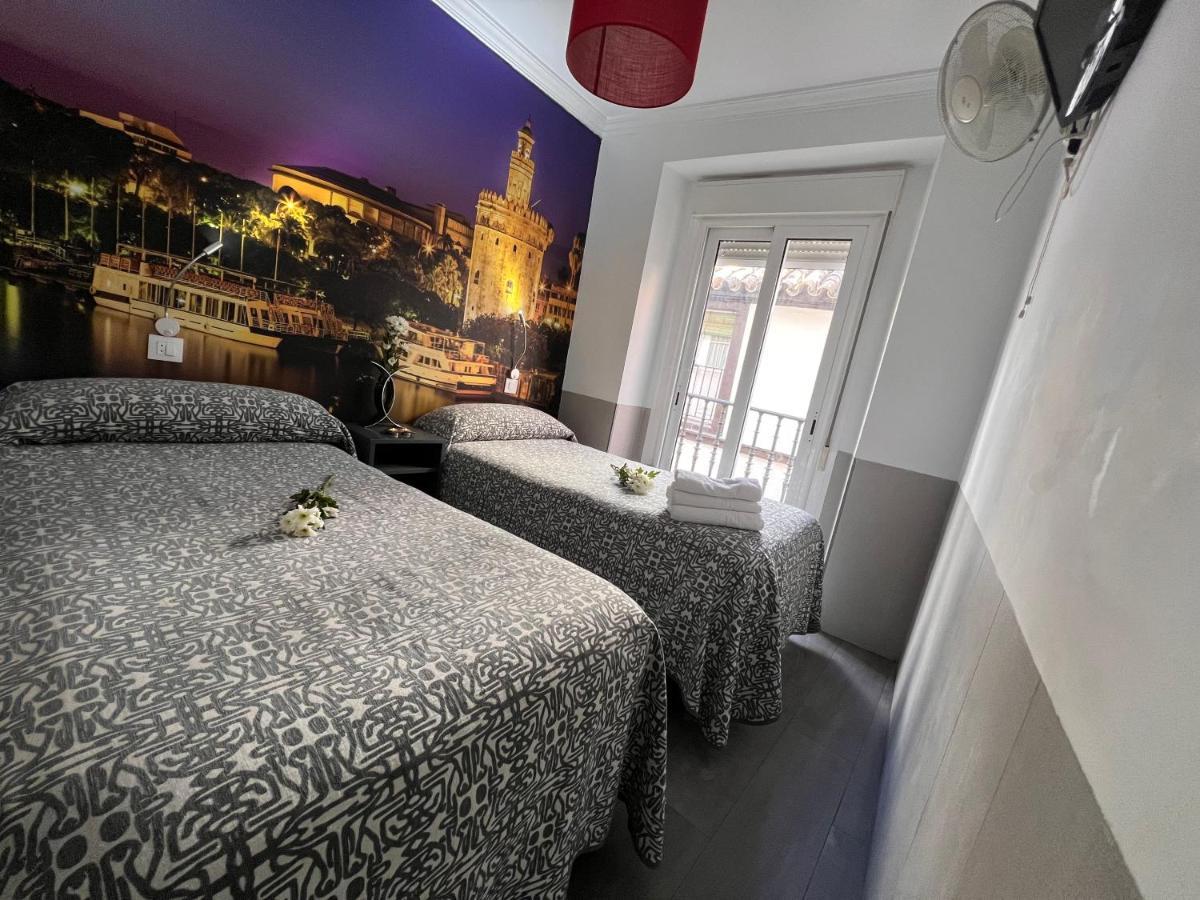Hostal Paco'S Севилья Экстерьер фото A room at the hotel