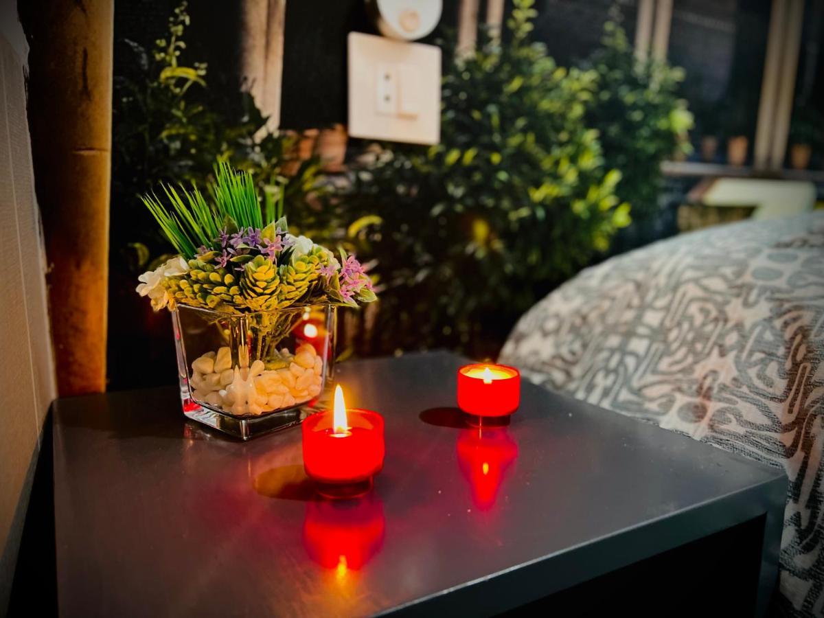 Hostal Paco'S Севилья Экстерьер фото A nightstand with a flower vase and two candles