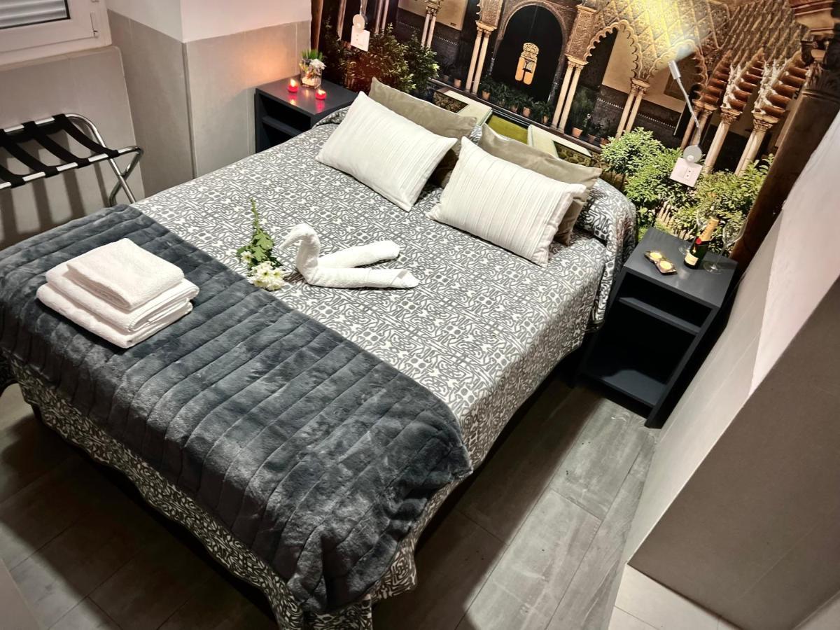 Hostal Paco'S Севилья Экстерьер фото A bedroom in a hotel