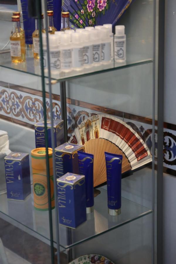 Hostal Paco'S Севилья Экстерьер фото A collection of Estee Lauder products