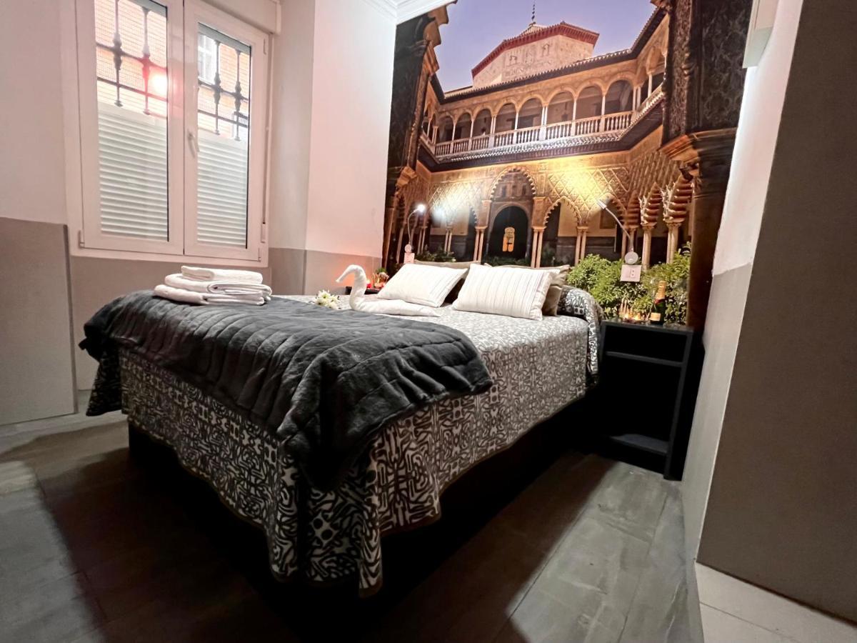 Hostal Paco'S Севилья Экстерьер фото A room at the hotel