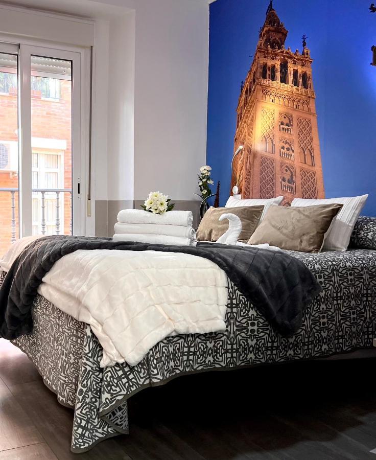 Hostal Paco'S Севилья Экстерьер фото A bed with a duvet