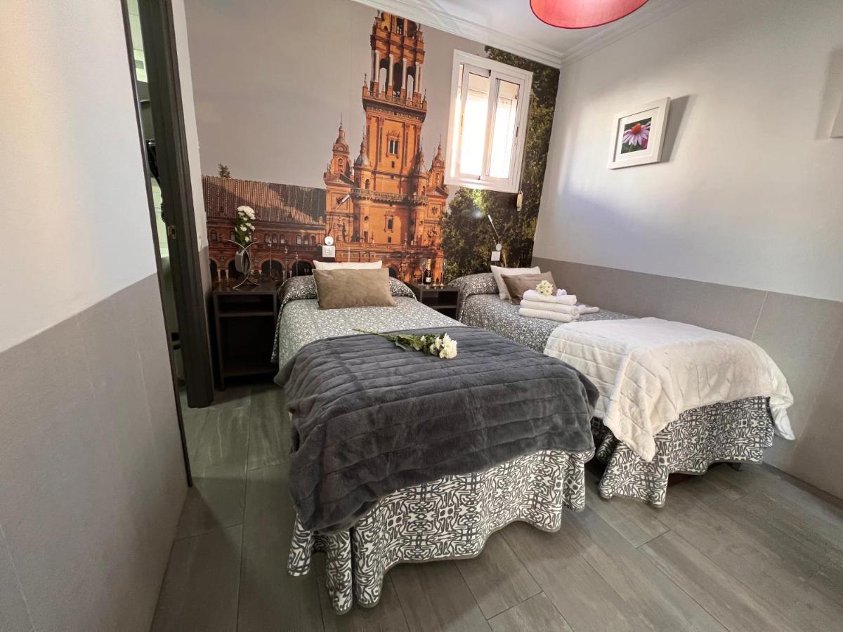 Hostal Paco'S Севилья Экстерьер фото A room at the hotel