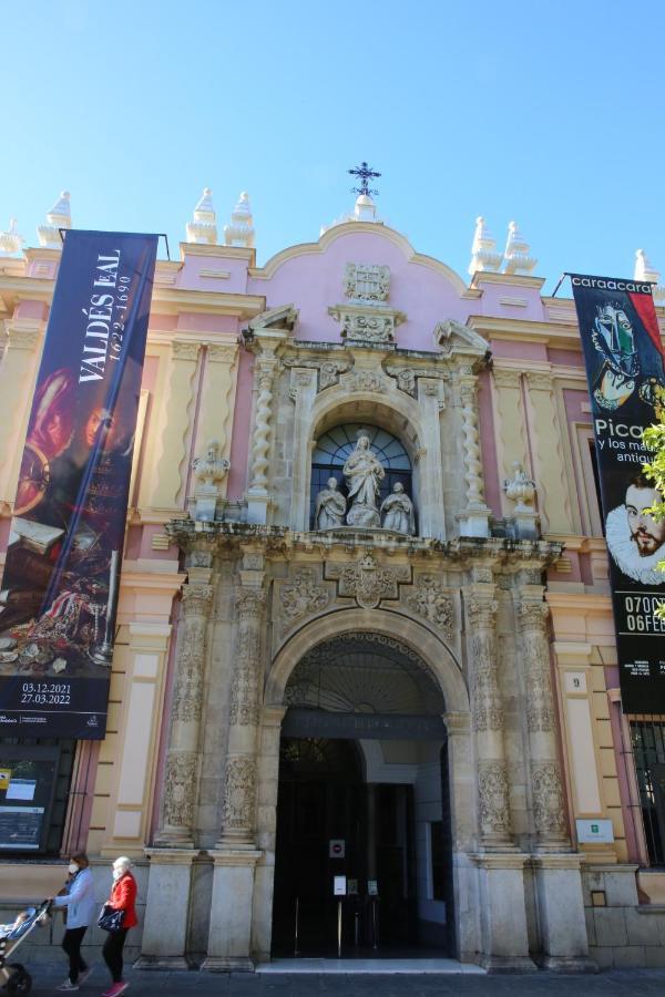 Hostal Paco'S Севилья Экстерьер фото Facade of the museum