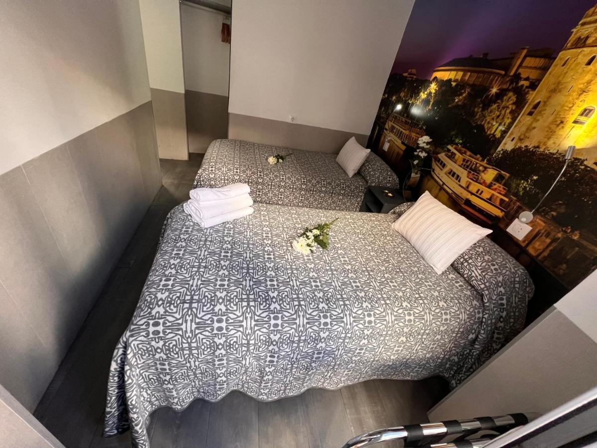Hostal Paco'S Севилья Экстерьер фото A room at the hotel