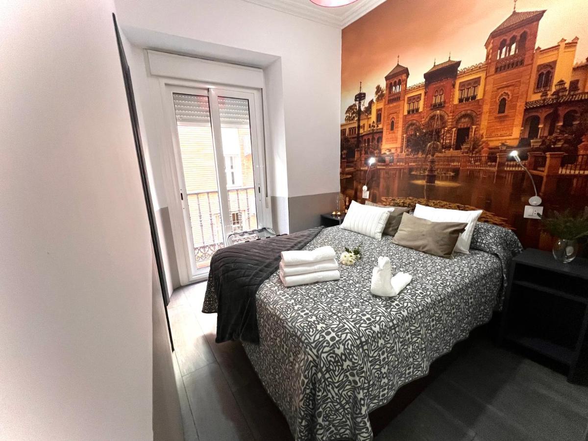 Hostal Paco'S Севилья Экстерьер фото A room at the hotel