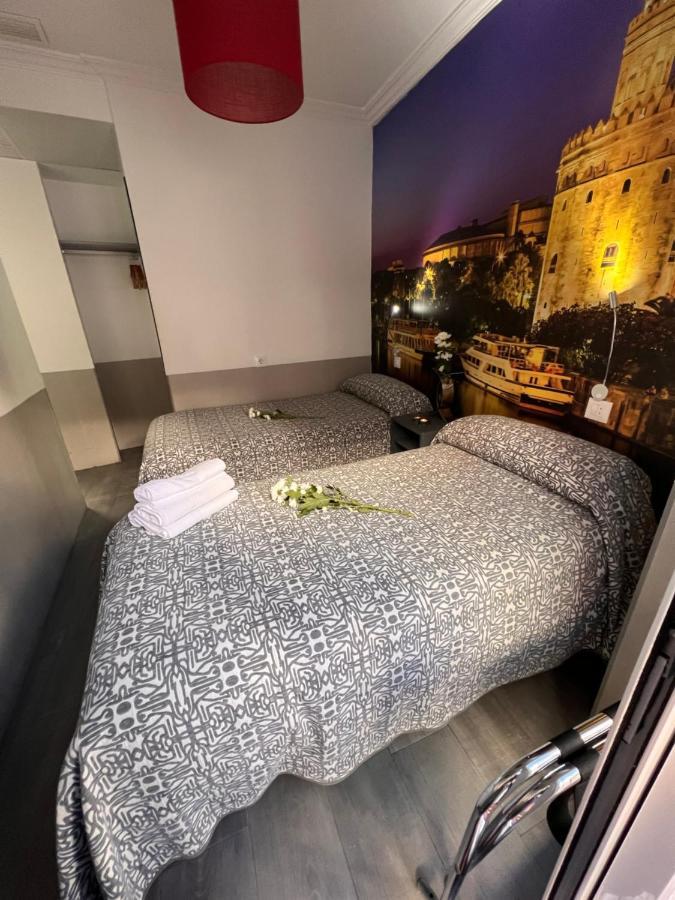 Hostal Paco'S Севилья Экстерьер фото A room at the hotel