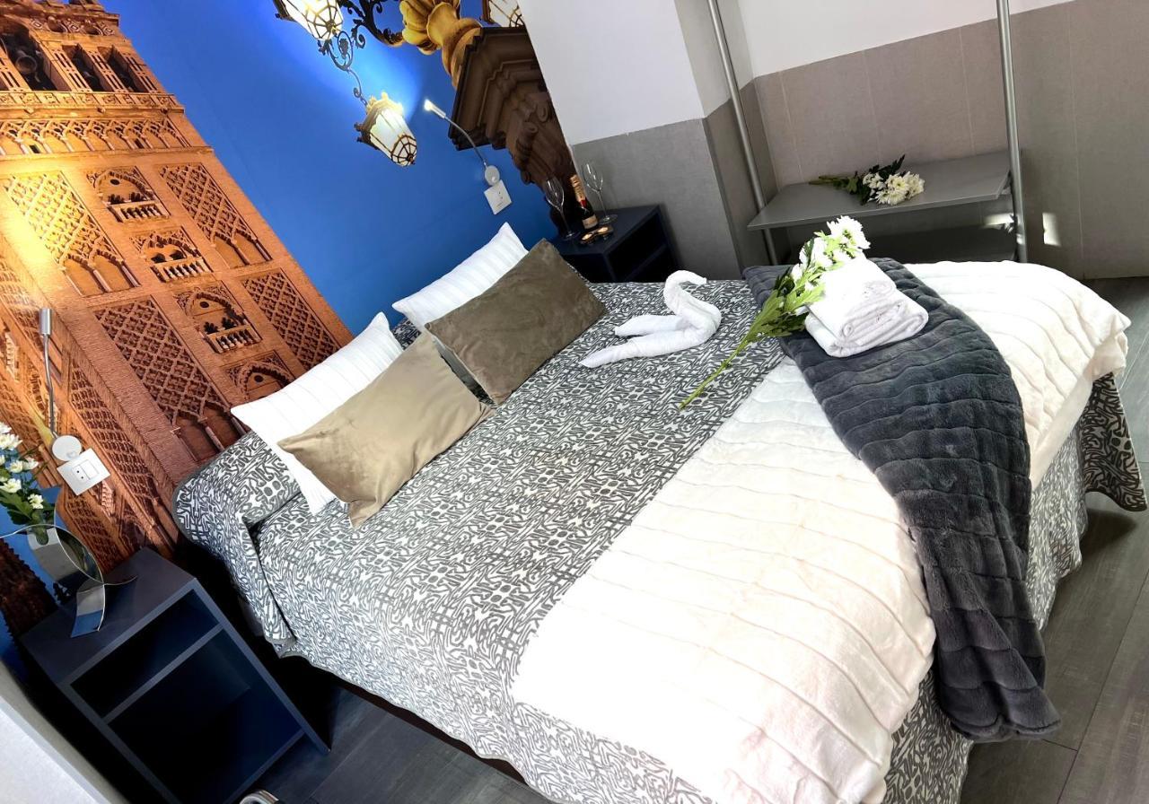 Hostal Paco'S Севилья Экстерьер фото A room at the hotel
