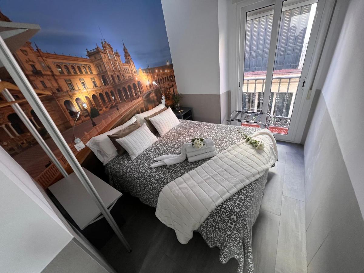 Hostal Paco'S Севилья Экстерьер фото A room at the hotel