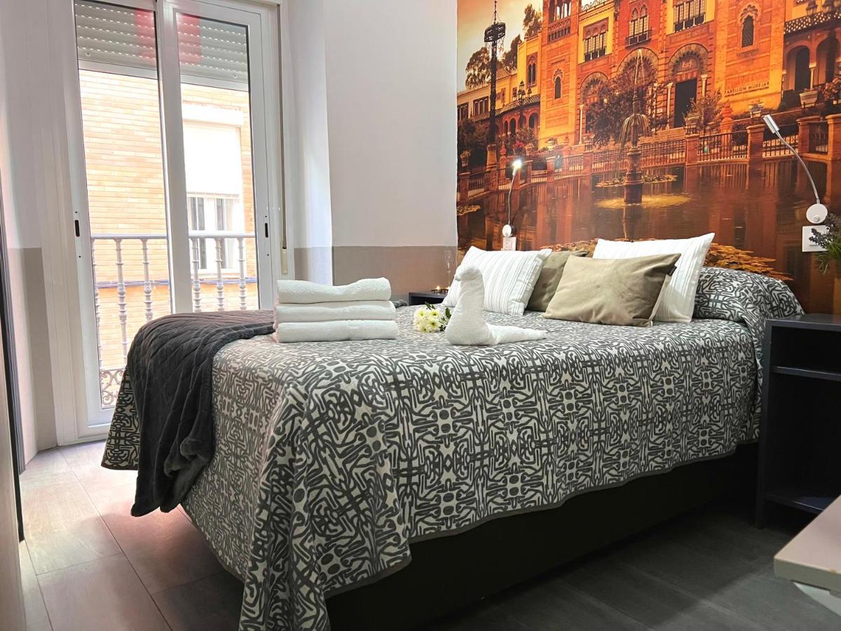 Hostal Paco'S Севилья Экстерьер фото A bedroom in a hotel