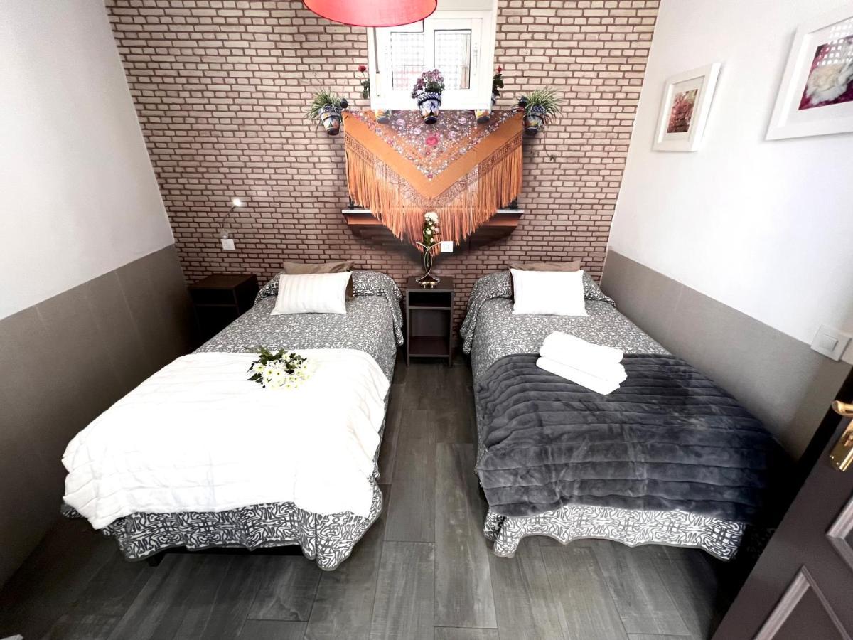Hostal Paco'S Севилья Экстерьер фото A room at a love hotel in Tokyo