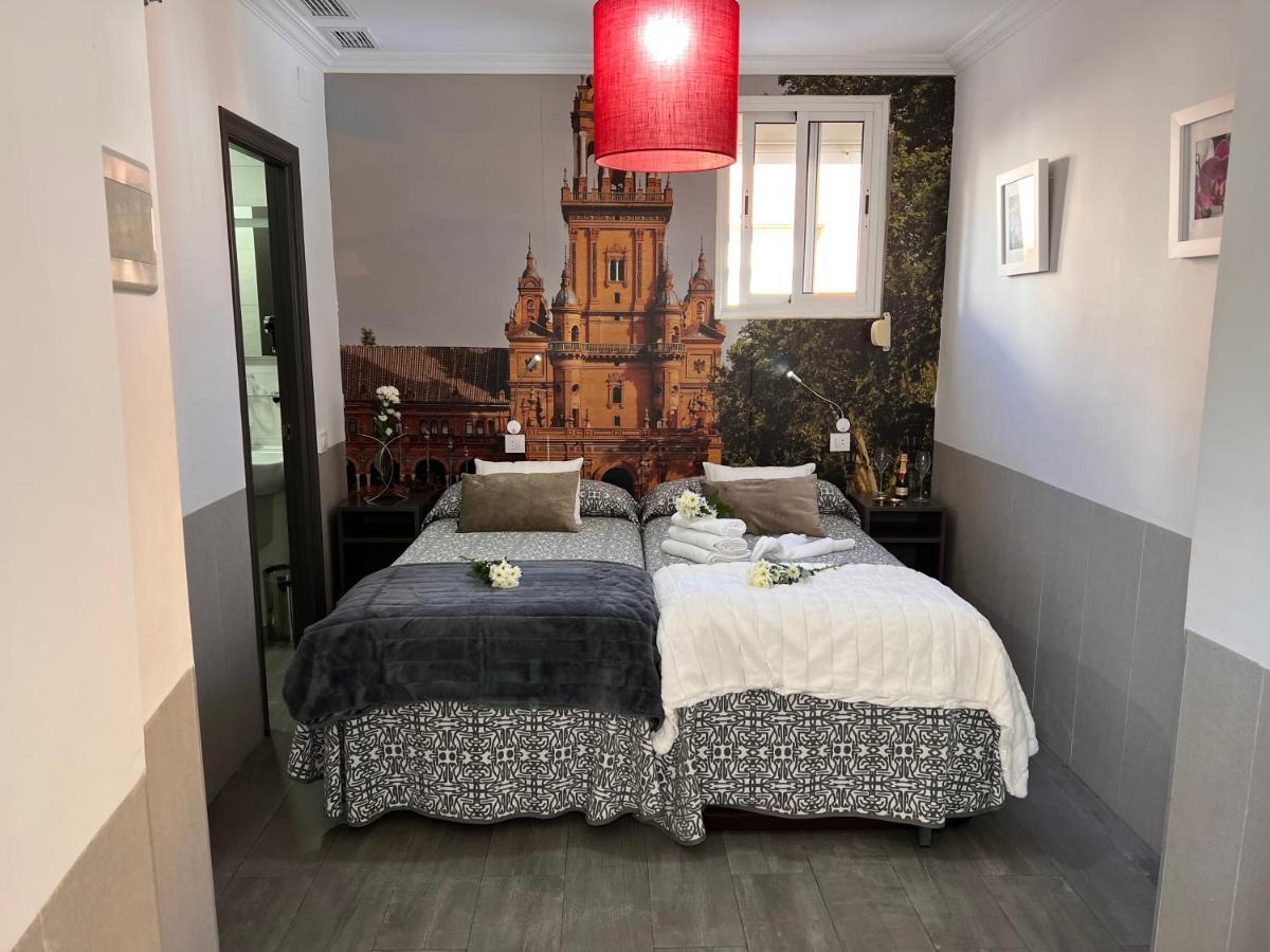 Hostal Paco'S Севилья Экстерьер фото A room at the hotel