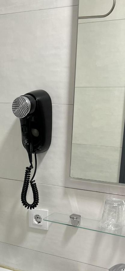 Hostal Paco'S Севилья Экстерьер фото A wall-mounted hair dryer