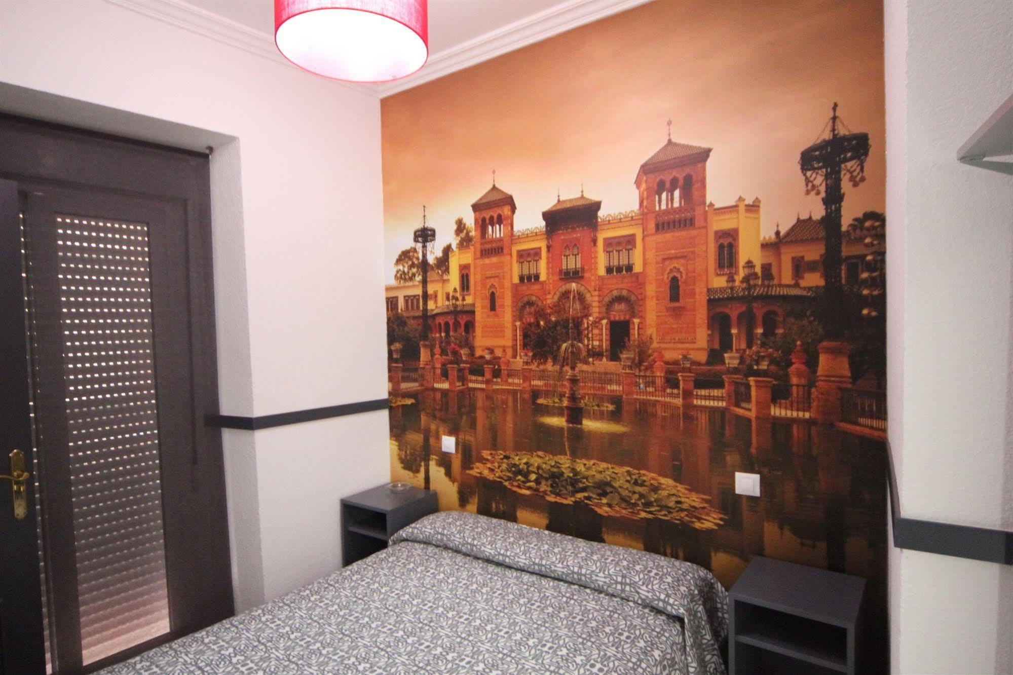 Hostal Paco'S Севилья Экстерьер фото A room at the hotel