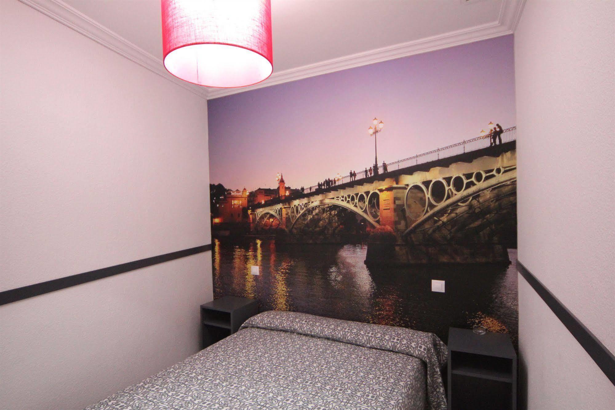 Hostal Paco'S Севилья Экстерьер фото A room at the hotel