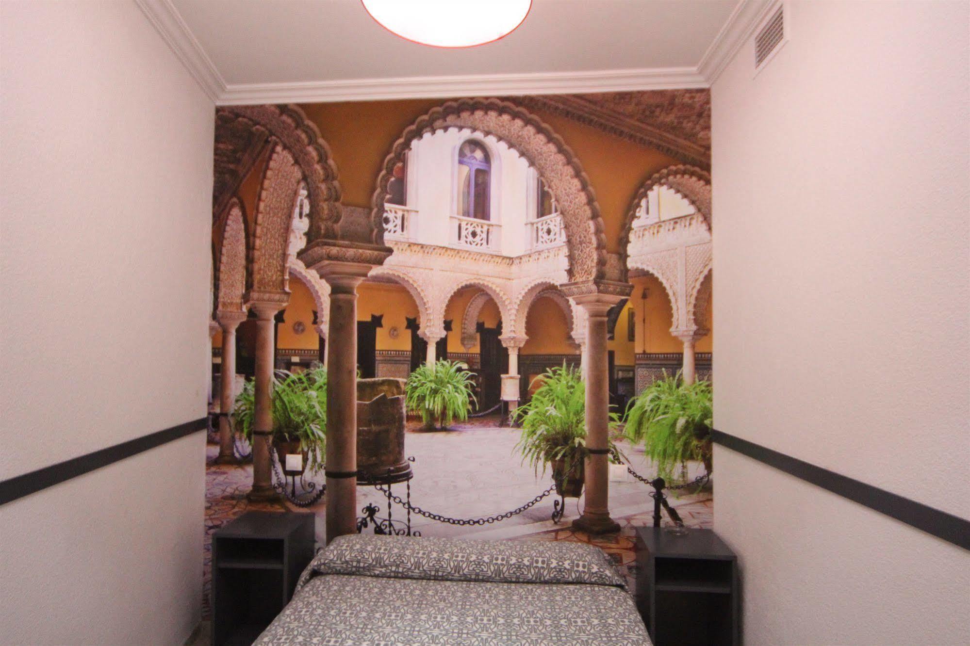 Hostal Paco'S Севилья Экстерьер фото The interior of the hotel