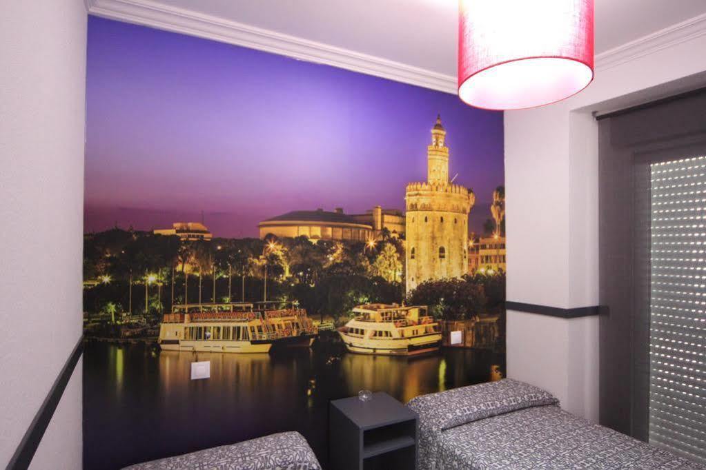 Hostal Paco'S Севилья Экстерьер фото A wall mural in a hotel room